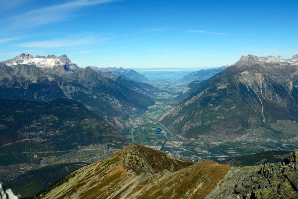 La  vallée du Rhône entre Martigny et le lac Léman, parfaite illustration d’une profonde vallée glaciaire comblée par les alluvions du Rhône