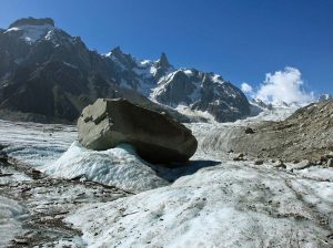 Blocs erratique en phase de transport sur la Mer de Glace