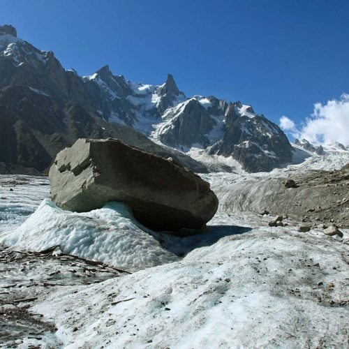 Blocs erratique en phase de transport sur la Mer de Glace