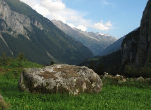 Bloc de granite de l'Aar en rive gauche du verrou du Kirchet
