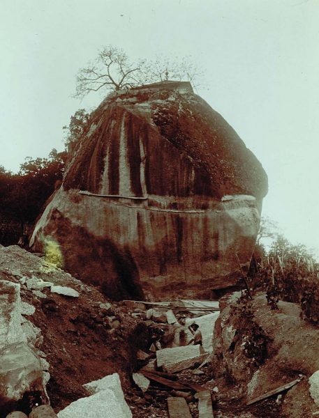 Ce bloc de granit de 40 tonnes provenant de la Pierre d’Orthaz sert de piédestal au monument aux morts de Chamonix.