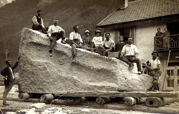 Travaux d’approche en vue de l’exploitation de la Pierre des Marmettes en 1908 © le sentier didactique "Scène sur le parcours de l'eau", Le Vieux Monthey et Médiathèque Valais