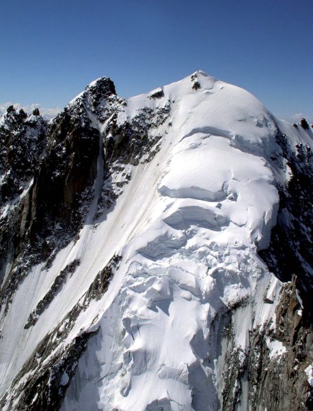 Glaciers de calotte : les calottes glaciaires s’installent sur un sommet dont la topographie est suffisamment douce, et d’altitude assez élevée pour y permettre l’accumulation neigeuse. L’écoulement se fait alors de tous côtés.