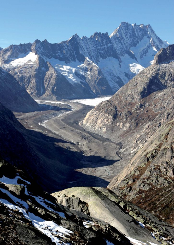 Exemple de glacier noir, la langue terminale du glacier de l’Unteraar (Alpes Bernoises)