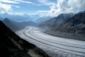 Moraines centrales ou médianes sur le glacier d’Aletsch, le plus grand glacier des Alpes