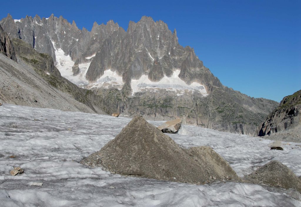 Dirt cone sur le glacier de Leschaux