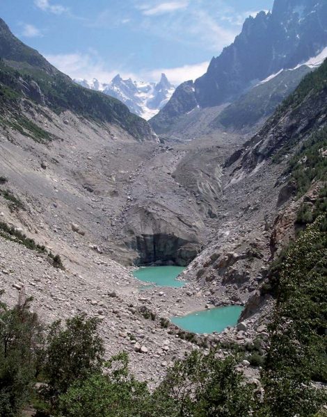 Les deux lacs pro-glaciaires de la Mer de Glace apparus entre 1998 et 2001.