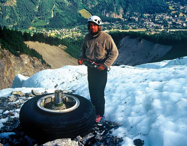 Elément du train d’atterrissage du Boeing 707 d'Air India, le Kangchenjunga, qui s'est écrasé sur le Mont- Blanc le 24 janvier 1966. Cette roue a été retrouvée en 2003 par Stéphane Ruby sur la langue terminale du glacier des Bossons.