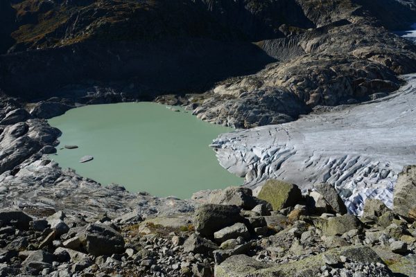 Lac du glacier du Rhône en 2015,  retenu par un verrou rocheux
