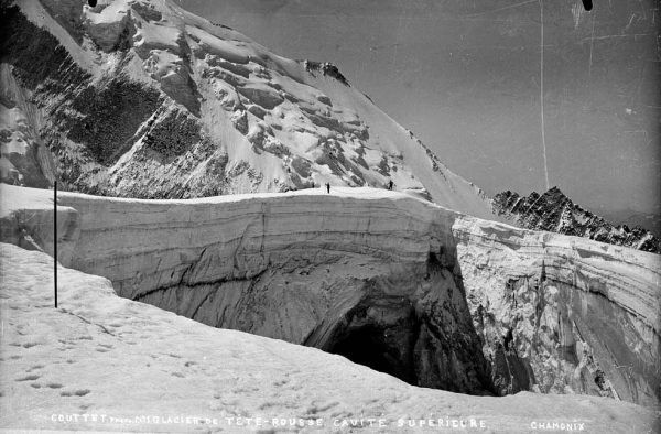 Le puits à la surface du glacier de Tête-Rousse, correspondant à l’effondrement de la voûte de glace située au-dessus de la poche d’eau ©Gay Couttet