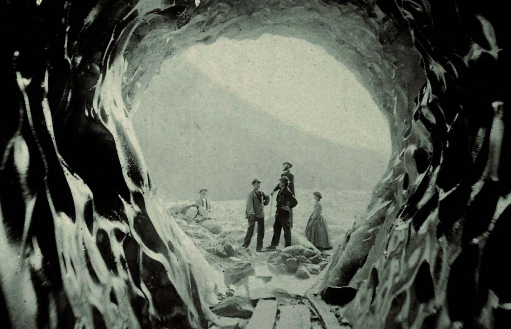 L’unique photo de la grotte de glace du glacier des Bois en 1863. En arrière plan, la montagne de la Côte © Y. Abraham