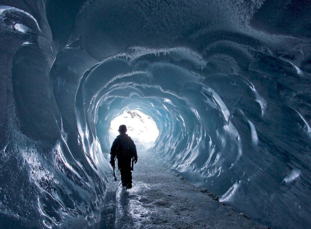 La  grotte de glace de la Mer de Glace creusée à l’initiative de Jean Marie Claret en 1947© J.F. Hagenmuller