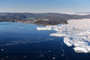 Le glacier Ilulissat à son débouché du fjord sur la pleine mer