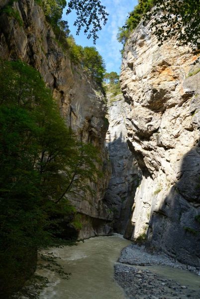 Les gorges de l'Aar en amont de Meiringen incisent le verrou calcaire du Kirchet