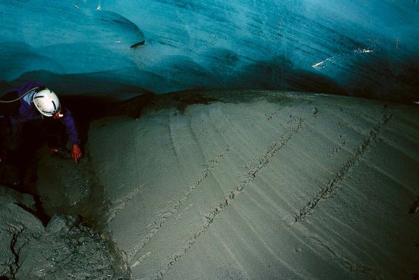 Dans la cavité sous glaciaire du glacier d’Argentière