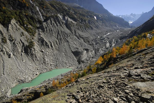 Depuis 1988, le retrait de 750 m de la langue glaciaire à libéré des lacs proglaciaires © Pascal Tournaire