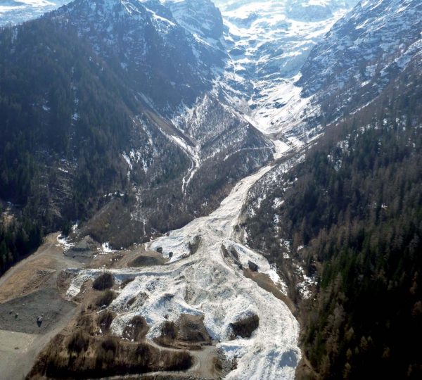 Avalanche du glacier de Taconnaz au printemps 2013