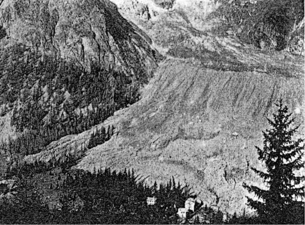 Photographie de la moraine latérale droite après l'écroulement de 1920.  L'écroulement provenant du  Grand Pilier d'Angle a largement débordé la moraine latérale.
