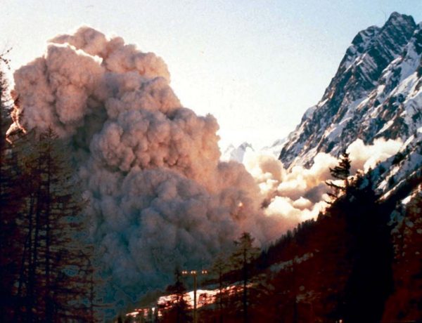 Front de l'avalanche en aérosol engendrée par l'écroulement du 18 janvier 1997. Il atteint alors le glacier inférieur (Photo M. Fonte).