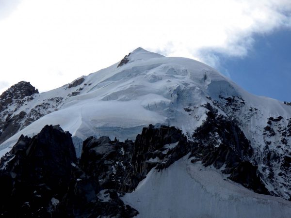 Le glacier suspendu de la face Nord de l’Aiguille Verte est un glacier "encore" froid dont la base est collée à la roche.