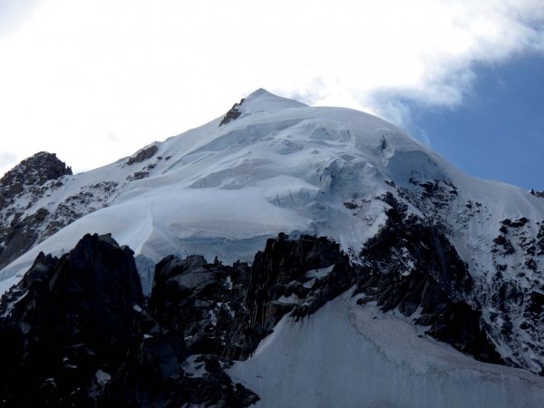 Le glacier suspendu de la face Nord de l’Aiguille Verte est un glacier "encore" froid dont la base est collée à la roche.