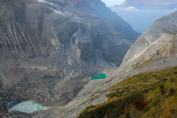 Masse tassée et écroulement qui ont affecté le substratum de l’extrémité Est de l’arête de l’Eiger en 2006.
