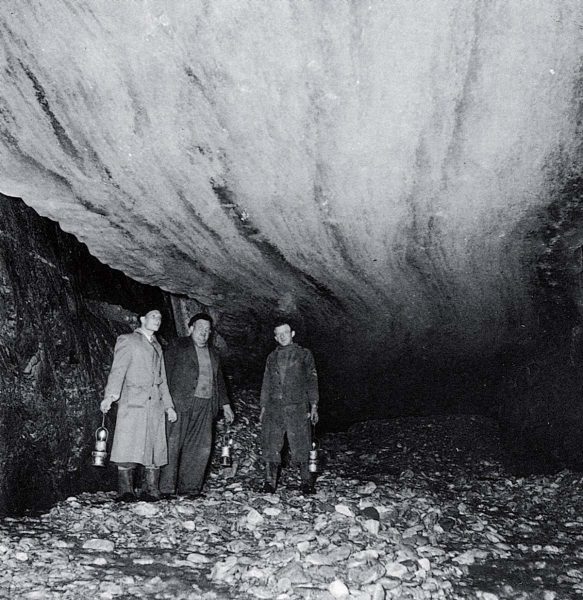 Sous le glacier de Tré-la-Tête en 1943, l’homme de gauche est l’ingénieur Max Waeber