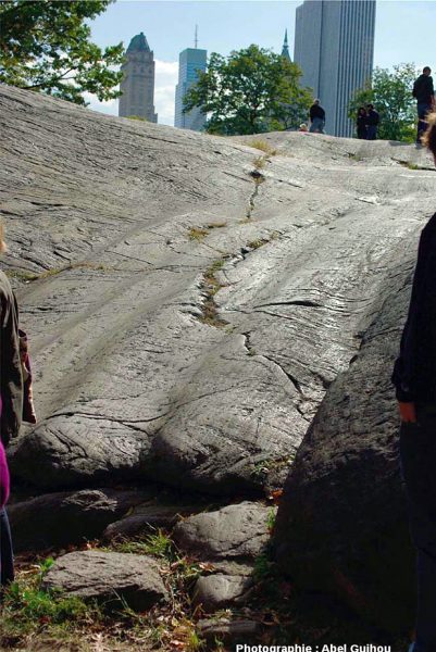 Strie glaciaire et cannelures à Central Park (New York)