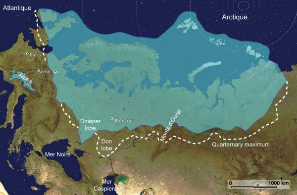 Reconstruction de la calotte Eurasienne au Saalien (il y a 140.000 ans). L'extension maximum durant le quaternaire est figuré par les pointillés verts (programme QUEEN, Svendsen et al., 2004)