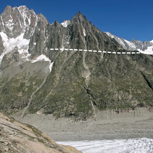 Limite du modelé d’érosion glaciaire en rive droite du glacier (pointillé blanc).