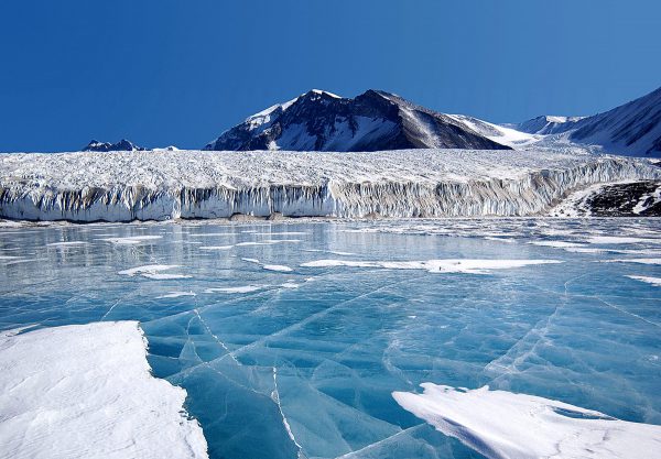 Le glacier Canada et le lac Fryxell ©Photolia