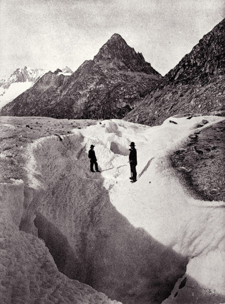 Chenal creusé à la surface du glacier pendant une vidange du lac de Märjelen